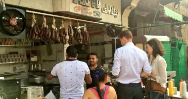 ابن بلد أصيل.. سفير بريطانيا عن الأكل الشعبى المصرى: "اختراع يا كوتش"
