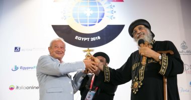 البابا تواضروس يكرم "ساويرس" فى ملتقى الشباب العالمى