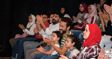 سامح حسين ومجدى صبحي يشاهدان مسرحية الحادثة.. صور