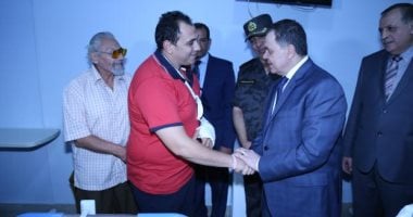 صور.. وزير الداخلية يزور أبطال الشرطة بعد إحباطهم محاولة اقتحام كمين العريش