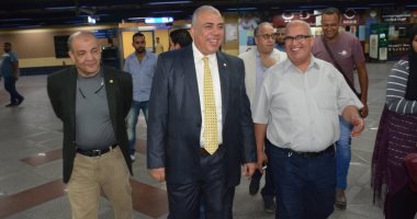 صور.. رئيس مترو الأنفاق يتفقد محطات الخط الثالث لمتابعة حركة التشغيل