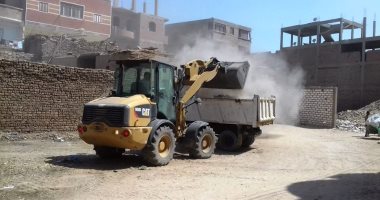 صور.. رفع 40 طن قمامة ومخلفات صلبة وإزالة 15 حالة تعدى بسوهاج