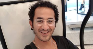 تعرف على سر ابتسامة أحمد حلمى أثناء الـ " شوبينج"