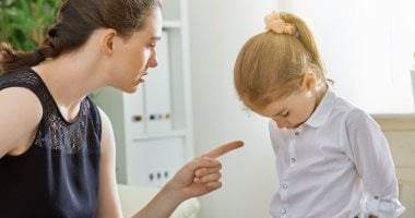 خلى بالك.. 3 طرق خاطئة فى التربية تجنبيها مع أطفالك 
