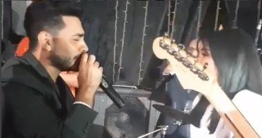 شاهد.. تامر حسنى يغنى "عيش بشوقك" فى فرح شيرين يحيى بعد تعافيه