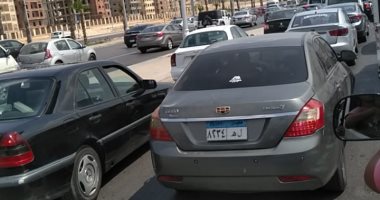 توقف حركة المرور بسبب تصادم سيارتين بطريق الواحات الصحراوى