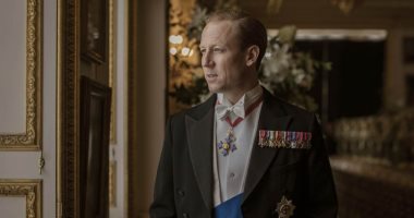 رتب عسكرية ونياشين لـ "توبياس مينزيس" فى دوره بمسلسل The Crown