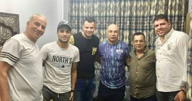 صور.. حسام حسن يزور قائد المصرى بعد جراحة الصليبى