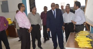 محافظ الوادى الجديد يوجه بتوفير زى مدرسى بالمجان لطلاب الأسر الأولى بالرعاية