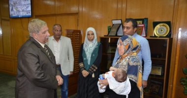 صور.. محافظ الإسماعيلية يتحمل تكاليف علاج رضيع تعرض لجروح بفمه