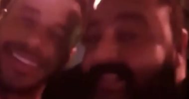 فيديو.. شيكو وأحمد السعدنى يغنيان مع الهضبة "معاك قلبى" فى زفاف محمد إمام