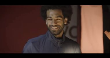 شاهد محمد صلاح يتصدر نجوم ليفربول لعرض ملابس الريدز للموسم الجديد