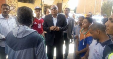 صور.. محافظ الوادى الجديد يفاجئ أحد المخابز بالخارجة ويحيل مسئولى التموين للتحقيق