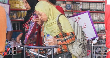 صورة اليوم.. فى الفجالة الأمهات يرفعن شعار "والله بعودة يا مصاريف"
