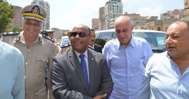 مدير أمن الغربية يفتتح معرض كلنا واحد للزى المدرسى والأدوات المدرسية بالمحلة