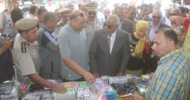 صور.. مدير أمن كفر الشيخ يفتتح المعرض الثانى للزى المدرسى بدسوق
