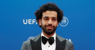محمد صلاح يستفسر عن "تراب الماس": "الناس بتقول قصة حلوة" 