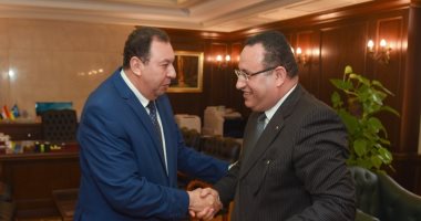 صور.. محافظ الإسكندرية الجديد يجتمع بالسكرتير العام فور وصوله
