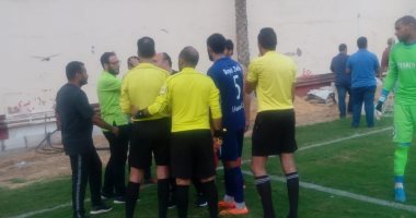 شاهد ...توقف مباراة بلدية المحلة وفاركو بالقسم الثانى والحنفي يرفض استكمال المباراة 