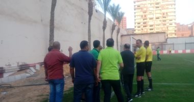 الحكم يستكمل مباراة البلدية وفاركو بعد نزول الجماهير