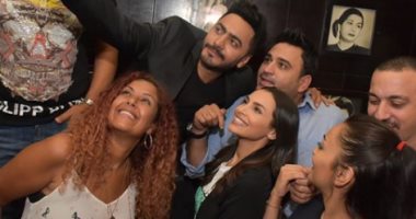 فيديو.. كارمن سليمان تهنئ تامر حسنى بمناسبة فيلم البدلة وألبومه الجديد