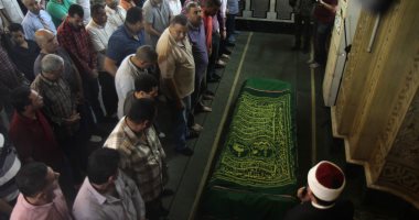 نقيبا الصحفيين والمحامين وسياسيون يشيعون جثمان القيادى اليسارى حسين عبد الرازق
