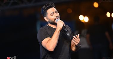 بناء على رغبة الجمهور.. تامر حسنى يغنى "ناسينى ليه" و"كفايك أعذار" (صور)