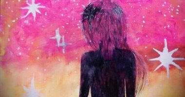 قارئة تبدع فى رسم بورتريهات متنوعة باستخدام الرصاص وألوان الخشب