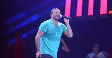 بعد طول انتظار.. عمرو دياب يطرح ألبومه "كل حياتى" كاملاً