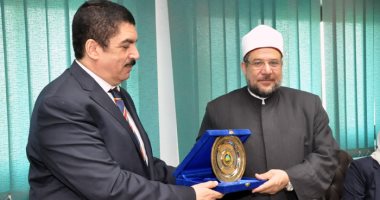 محافظ القليوبية يهدى درع المحافظة فى عيدها القومى لوزير الأوقاف 