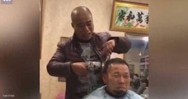 فيديو.. حلاق صينى يقص الشعر على طريقته الخاصة.. حافظ على رقبتك ليطيرها
