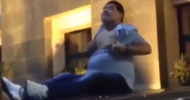 شاهد مقطع فيديو يثير مخاوف حول إصابة مارادونا بالجنون