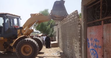 صور.. هندسة الري بالأقصر تنفذ 10 قرارات إزالة تعديات بالبناء والتسوير 