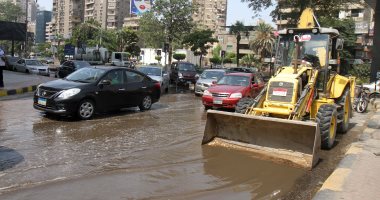 معدات الحفر تتوجه لموقع كسر ماسورة مياه المهندسين لإصلاحها