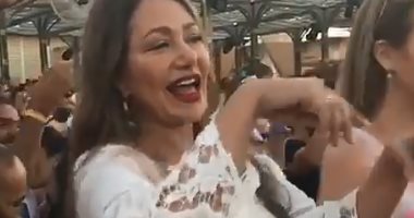 فيديو.. ليلى علوى ترقص فى حفل عمرو دياب بالساحل الشمالى
