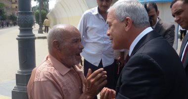 محافظ المنوفية يقبل رأس سيدة عرضت عليه مشكلتها ويطلعها على أزمات تعرض لها
