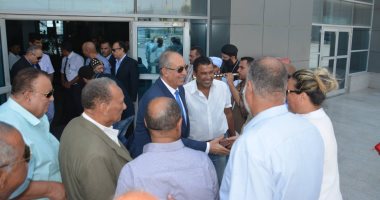 استقبال حافل لمحافظ البحر الأحمر أثناء وصوله مطار الغردقة.. صور