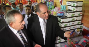 مساعد وزير الداخلية يتفقد معرض لمواجهة غلاء الأدوات المدرسية برمسيس 