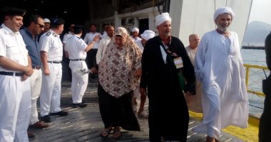وزير النقل ومحافظ جنوب سيناء يستقبلان الحجاج بميناء نوبيع.. صور