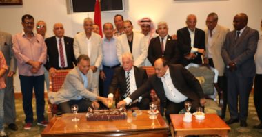 محافظ جنوب سيناء يتلقى التهانئ بتجديد الثقة بحضور وزير النقل