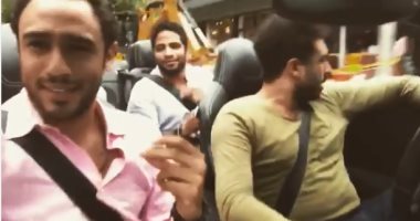شاهد.. رامى عاشور يغنى "أجمل عيون" بصحبة أصدقائه من نيويورك