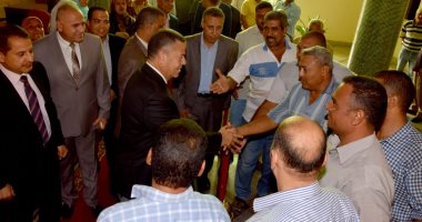 صور.. العاملون بديوان محافظة بنى سويف يستقبلون المحافظ الجديد بالزغاريد