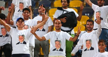 صور.. ظهور مشجعین بصور مرتضى منصور فى مدرجات بتروسبورت