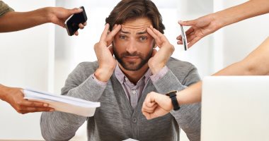 ماتكتمش مشاعرك.. العمل تحت ضغط مع إظهار الرضا يسبب أمراضا نفسية