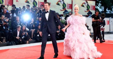 بمهرجان فينسيا.. ليدى جاجا مذهلة بفستان Valentino.. وبرادلى كوبر بـGucci