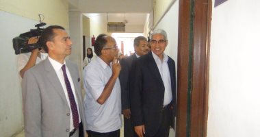 رئيس جامعة جنوب الوادى يتفقد اجراءات الكشف الطبى على الطلاب الجدد