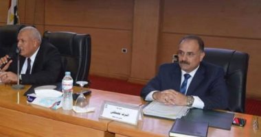 محافظ الوادى الجديد يوجه بضرورة تشغيل الوحدات المحلية بالطاقة الشمسية
