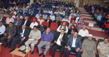محافظ الوادى الجديد يوجه بعقد مؤتمر علمى بمشاركة حملة الماجستير والدكتوراه