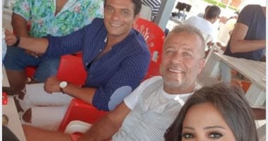 صورة تجمع شريف منير مع بشرى وآسر ياسين ومحمد ممدوح
