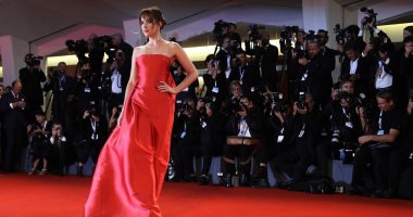صور.. داكوتا جونسون تكسر قواعد السجادة الحمراء فى العرض الخاص لـ"Suspiria"